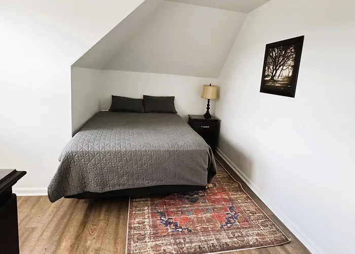 Cozy 1br Retreat - Private - Near Apartment *