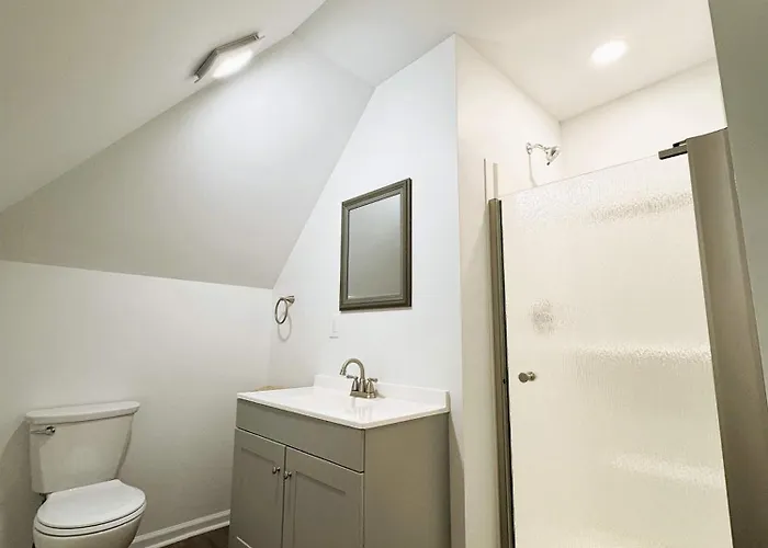 Cozy 1br Retreat - Private - Near Apartment